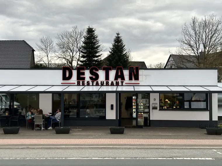 3D-Leuchtschrift über dem Eingang