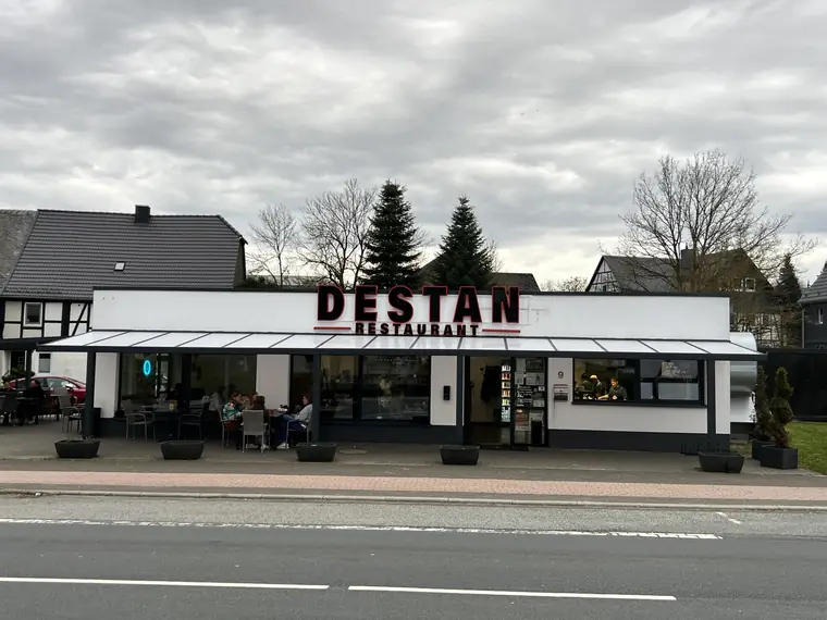 Straßenansicht bei Tag