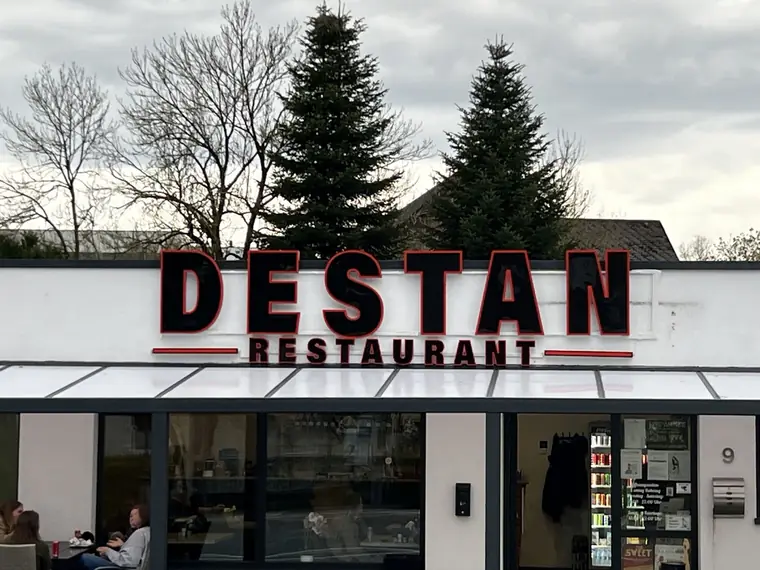Profilbuchstaben mit roter Kontur