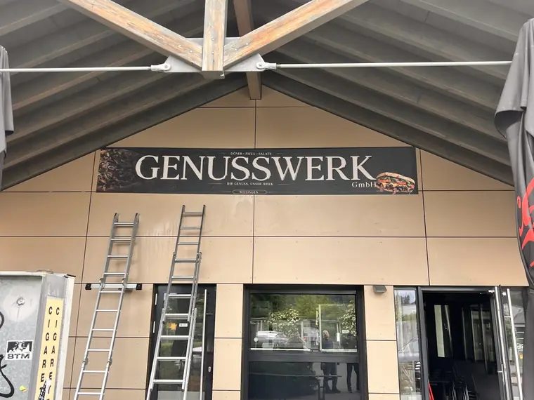 Schild während der Montage