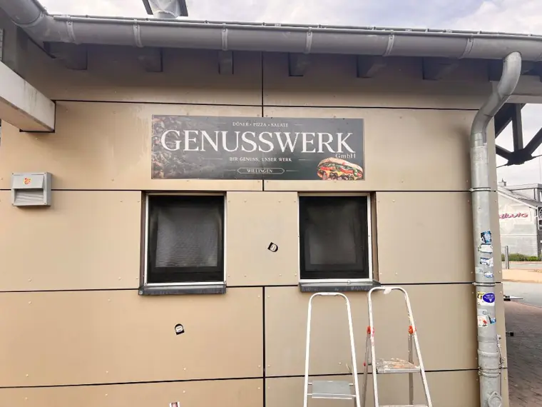 Fassadenschild über den Fenstern