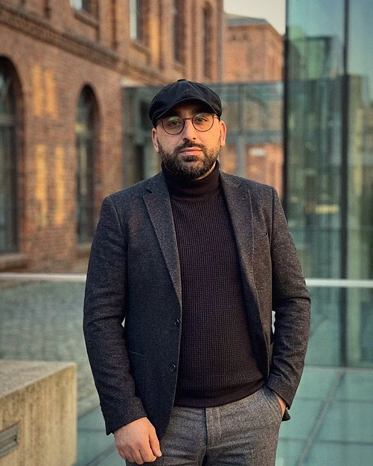 Abdurrahim Özer bei einem Ortstermin vor einer Fassade