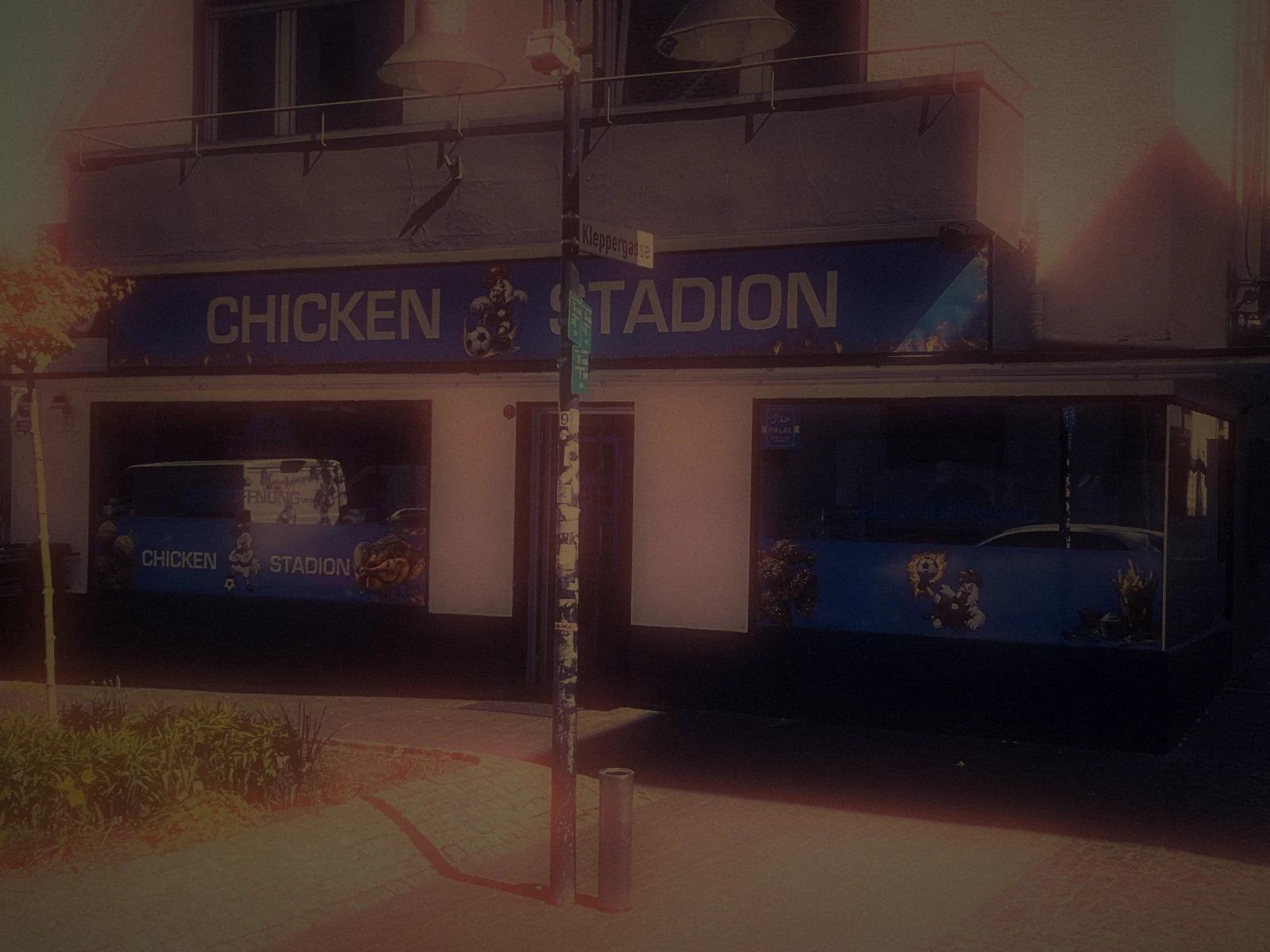 Chicken Stadion – Tür bei Nacht