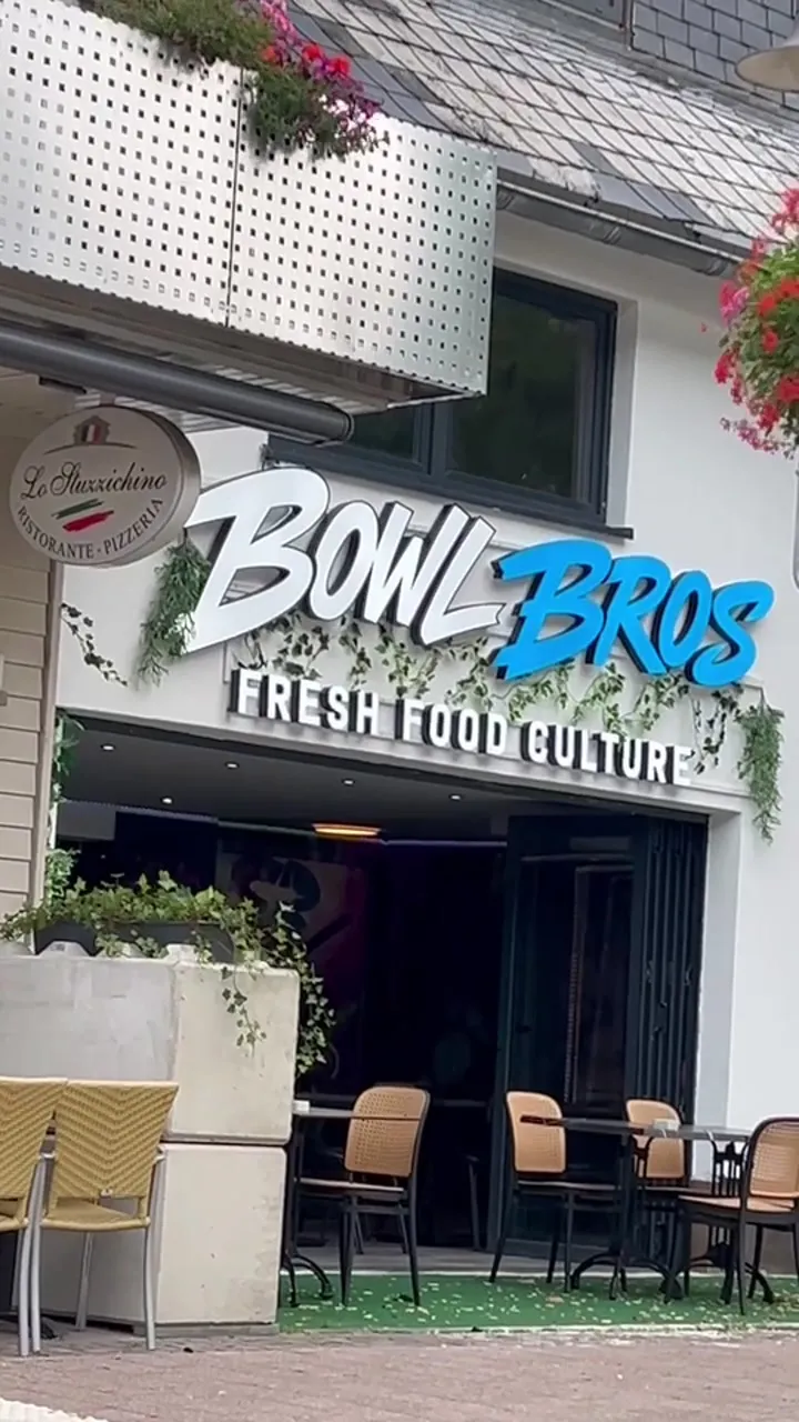 Bowlbros: Bahnen, Burger, ein Auftritt.